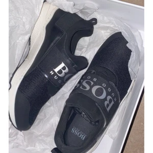 HUGO BOSS SKOR  -  Storlek 38 men passar som 39 också. säljer dom pga att får ingen användning av dom. Kan mötas upp i Göteborg men även fraktas! (Köparen står för frakten) ❤️❤️ ny pris 1600 säljer för 900kr pris kan diskuteras såklart! 