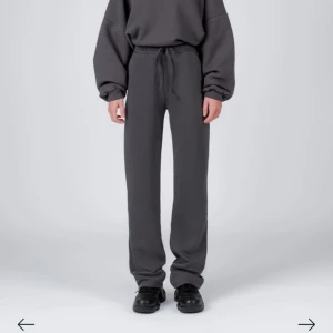 Linn Ahlborg mjukis - Intressekoll på mina BEIGA sweatpants från linn ahloborg kollektion, fler bilder är möjliga ifall de önskas. Buda i kommentarerna med minst 10kr ökning. Helt nya och oanvända därav priset, men de kan såklart ändras beroende på bud. Storlek S❤️❤️🦋💞🥰✨✨