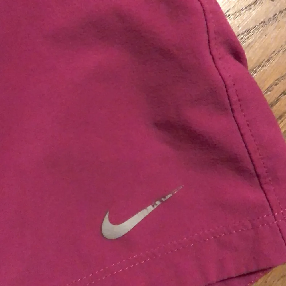 Jag säljer dessa Nike shorts för 30 , köparen står för frakten, super fin rosa färg! Ganska bra i skick men däremot använd ett par gånger, storlek XS . Shorts.