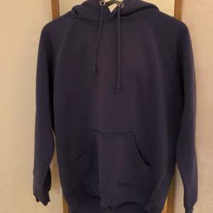 En blå hoodie från bikbok i storlek S. Säljer den pga att den blivit för liten, den har tyvärr två fläckar på framsidan därav priset, men de snus inte på håll.🥰 kan mötas upp i Umeå eller fraktas mot betalning😇