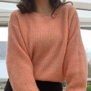 Stickad tröja - Mysig stickad tröja🍂🍂🍁 Endast använd ett fåtal gånger och är i bra skick🌟 Frakt 50 kr men kan även mötas upp