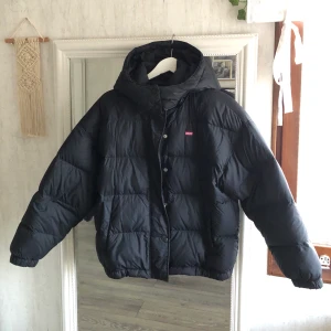 Levi’s pufferjacka - Ball pufferjacket från Levi’s. Storlek M, går att knäppa ihop luvan som visat på första bilden. 🥰 