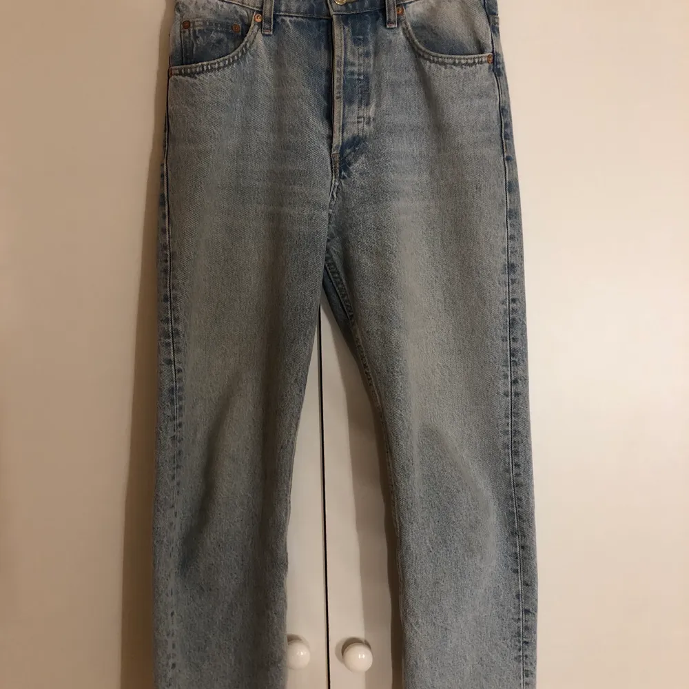 Blå jeans från zara, använda men i bra skick! Köparen står för frakten✨. Jeans & Byxor.