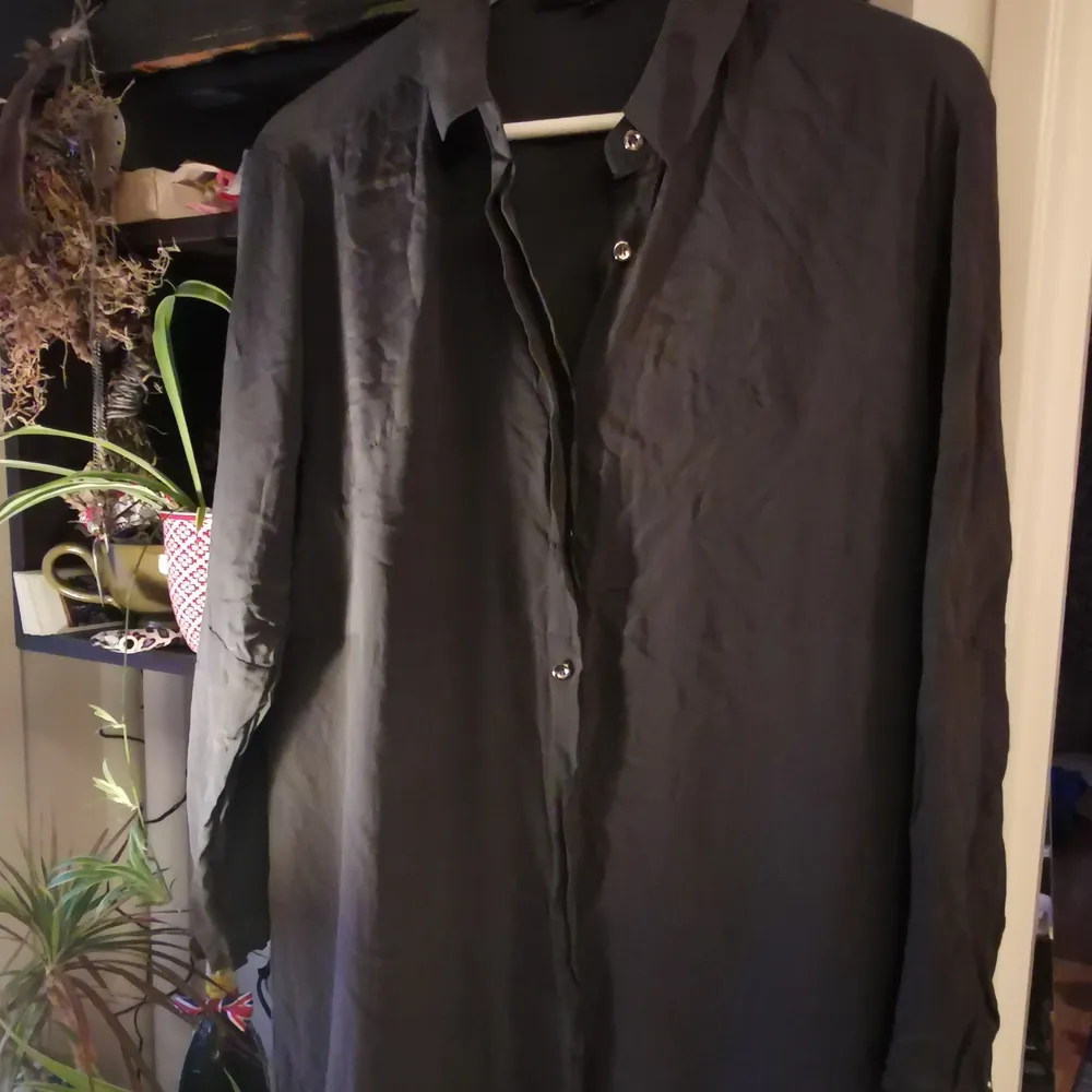Sheer shirt, slate grey colour. Can be worn alone or over other tops etc. Comes down to just past the butt 🍑 so can be worn with leggins/tights comfortably. Size 36 but comes up large/oversized fit. . Skjortor.