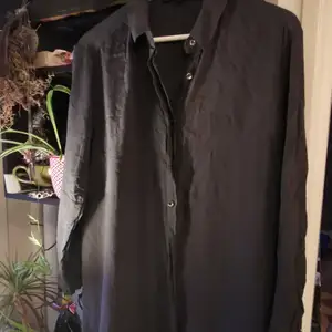 Sheer shirt, slate grey colour. Can be worn alone or over other tops etc. Comes down to just past the butt 🍑 so can be worn with leggins/tights comfortably. Size 36 but comes up large/oversized fit. 