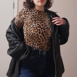 Långärmad leopardtröja  - Tight leopardtröja. Köpt på stadsmissionen, från märket Stylenanda. Köparen står för frakten💞 De e bara å skriva vid frågor eller om nån vill ha fler/bättre bilder 🥰🥰