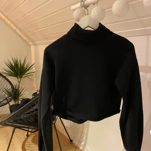 TURTLENECK NELLY - En turtleneck från NELLY i fint skick! Storlek xs men sitter som en S, även en M kan ha den. 90 kr + frakt 🚚 