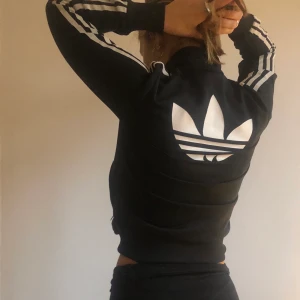 Klassisk Adidas  - Perfekt svart och vit adidas tröja! Sitter tajt, jag har storlek S. Står storlek 36 i tröjan! Frakt tillkommer eller möts upp i Stockholm c 