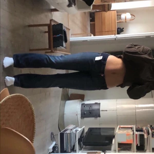 Blåa jeans - Säljer dessa trendiga och snygga jeans som köptes second hand. Märket är okänt, de är mycket stretchiga och passar storlek S-M, och i längden skulle jag säga att de är storlek ca 30-31