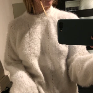 Mysig stickad tröja - Jätte mysig stickad tröja, Så skönt material! Säljer pga av att den inte kommer till använding längre 