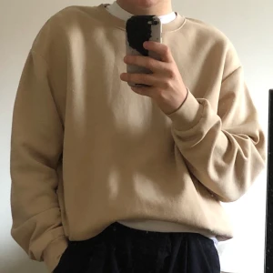 beige hm sweatshirt i m - suuupermysig beige/sandfärgad sweatshirt från hm som jag aldrig använder :( den är i storlek large och sitter rätt oversized på mig! ✨ kan såklart skickas om köparen står för frakten ✨