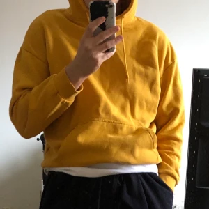 your turn gul hoodie - en sååå fin senapsgul hoodie från your turn som bara har hängt i garderoben :( den är i storlek s men sitter otroligt bra tycker jag ✨ kan såklart skickas om köparen står för frakten ✨