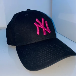Keps  - Oanvänd 9forty keps, svart med rosa logga. 