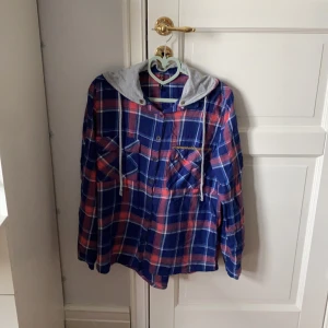 Unik flanell skjorta - Skit cool flanell skjorta med avtagbar luva i super bra skick och den är i storlek S men lite oversized. Kan mötas upp i Stockholm eller skicka men isf står köparen för frakten😊🔆