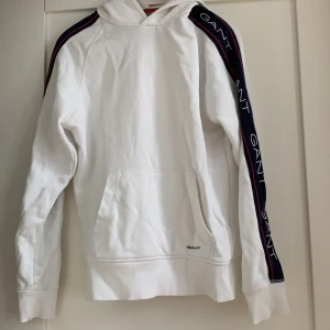 Gant hoodie - Snygg vit hoodie med detaljer på armen. Storlek S, 150kr+frakt.