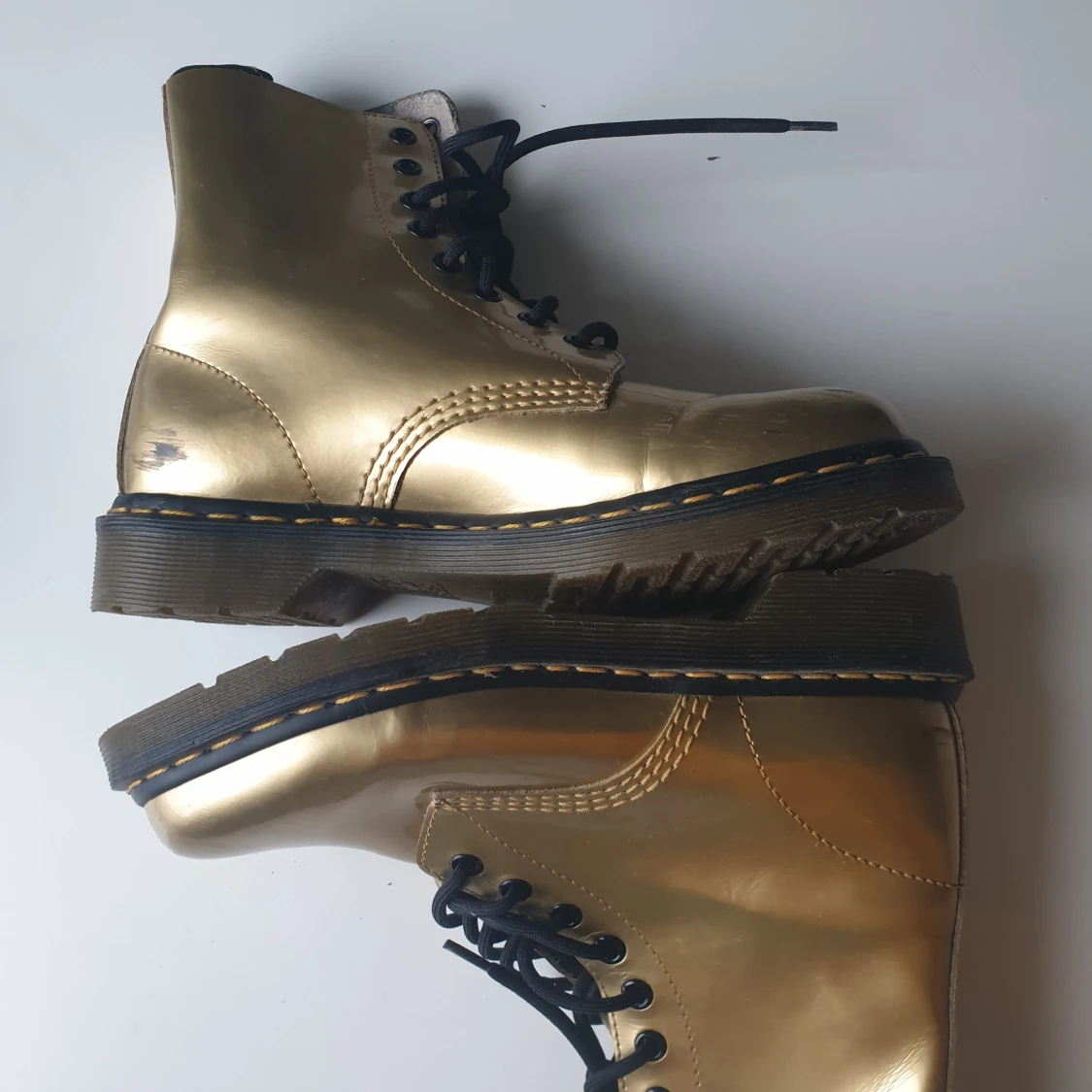 Dr. Martens guld