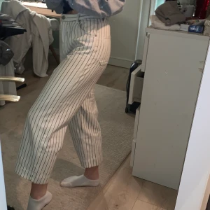 Byxor wide leg, Monki, str 38 - Coola wide leg jeans från Monki, storlek 38 (är 173cm). Swipe för mer info 🌟