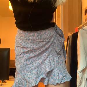 Supergullig kjol från Shein, köpt i sommras men knappt använd då den e lite för kort. Knyts med en rosett i midjan. Sitter som en st. Medium. Bra skick. Frakten ingår i priset. 😘😘