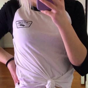 Vans t-shirt - Säljer min vans tröja, använd men i fint skick, snyggt Vans märke bak. Hör av dig vid frågor och funderingar