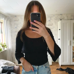 Tröja med utsvängda armar  - Säljer min söta tröja från Gina Tricot med lätt utsvängda armar. ⚡️ priset kan diskuteras, men frakt tillkommer. Hör av dig om du har några funderingar eller är intresserad! ⚡️😝💗