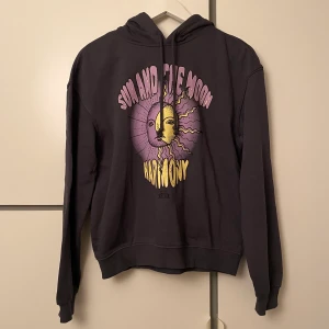 Hoodie - Hoodie med tryck från hm, aldrig använd