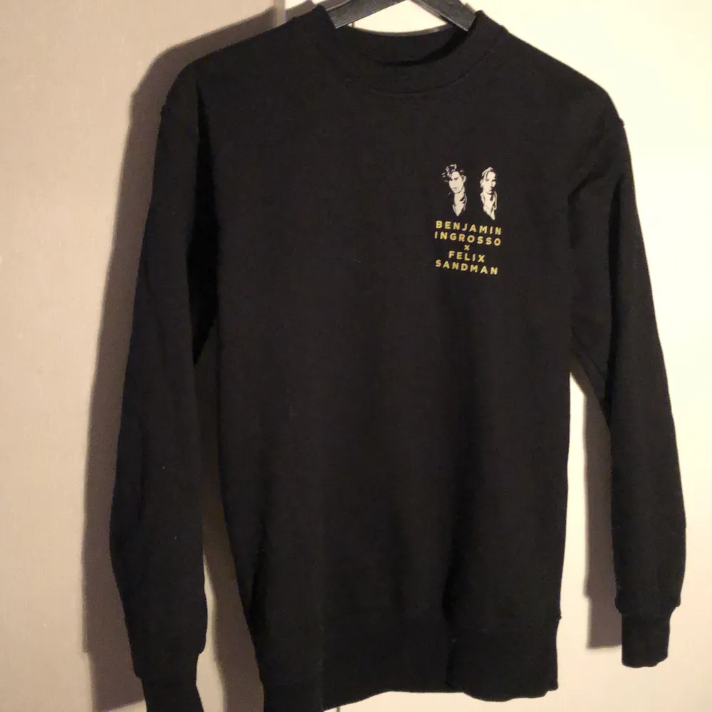 En svart sweatshirt från Benjamin Ingrossos och Felix Sandmans turné 2018, använd 1 gång, mycket bra skick, nypris 500kr. Tröjor & Koftor.