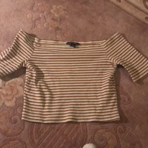 Topp från monki  - Söt off shoulder topp! Storlek xs-s
