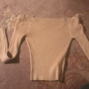 Sjukt fin tröja - Off shoulder från forever 21! Sjukt bra passform och i fin beige/rosa färg. Storlek M men passar en xs!