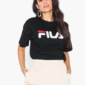 FILA t-shirt  - Säljer denna coola FILA tröjan då den inte kommer till användning längre! Använts väldigt få gånger! 💗 frakt tillkommer