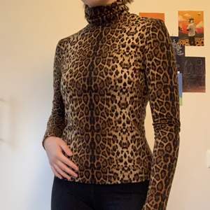 Jag säljer denna polo tröja med leopard mönster, från NA-KD. Använd max 5 gånger. 