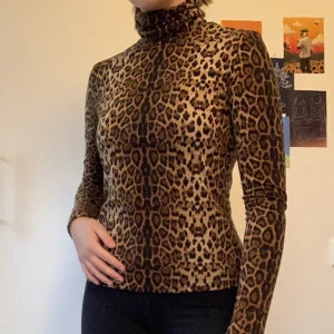 Polo tröja - Jag säljer denna polo tröja med leopard mönster, från NA-KD. Använd max 5 gånger. 