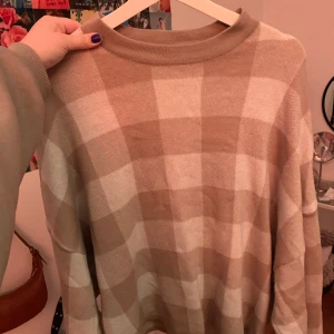 Rutig tröja - Rutig tröja från ginatricot i strl L, använd ett fåtal gånger så den är i fint skick. Jättebra material och jättesnygg att använda oversized men en skjorta under. Köparen står för frakt!