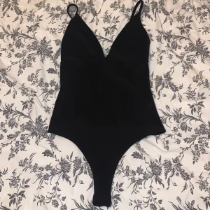 Body - bikbok.  storlek L - Här är en fin body från bikbok i storlek L som tyvärr inte kommit så mycket till användning. Därför säljer jag den nu🤩 Priset för den kommer va på 70kr och frakten kommer att kosta 45kr💖 Nypris - ?