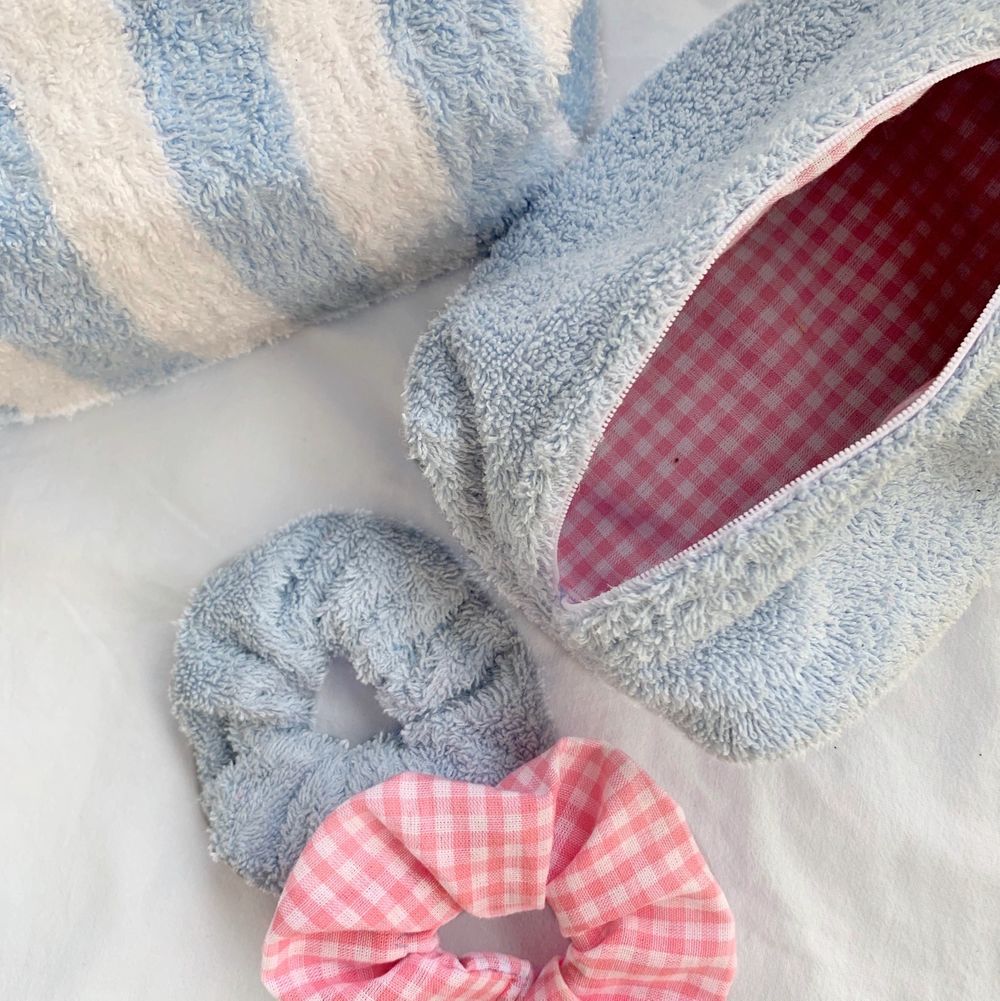 Jag syr necessärer färgglad i frotté och ville kolla om det fanns något köpintresse🥰 Syr i två olika storlekar: stor och mellan, Perfekta för smink men även för större produkter/hårborstar, dom är även väldigt söta att titta på🍯 insta @necessarybykristin. Accessoarer.