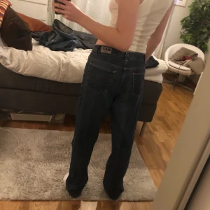 Second hand jeans!  - Ett par lågmidjade jeans som är långa i benen. Köpa på second hand🤙🏾🤙🏾🤙🏾