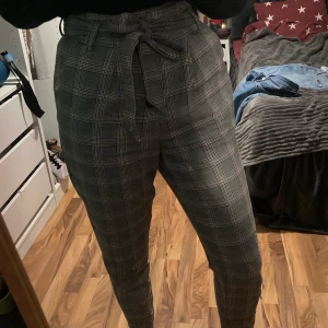 Högmidjade Kostymbyxor  - Högmidjade kostymbyxor me knappar. Aldrig använda endast tvättade en gång. Tyckte inte att dom passade mig därför säljer jag dom. 