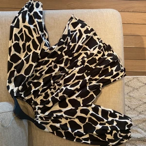 Zara blus mönstrad - Hej! Säljer en blus med svart och vit mönster från Zara. Stl M. Passar mig som är S