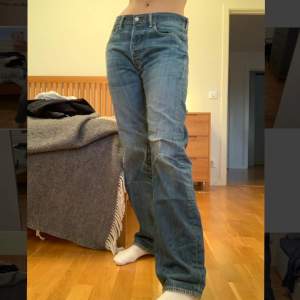 Klassiska vintage jeans från Levis i modell 501.🤩 Sitter gött i midjan på mig, även fast jag brukar bära M. Egentligen en herrmodell men sitter ändå nice på mig. 💓💓 Köpare står för frakt