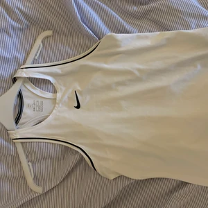 Träningslinne - Snyggt, basic, mycket skönt träningslinne från nike. Den är en XL i barnstorlek men skulle säga en S/M i vuxen. Är själv en XS och kan använda den ändå, däremot sitter den inte jättetight. Linnet är knappt använd! ✨