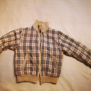 Burberry for kids höst jacka - Varm jacka för barn, Burberry kids str xl, ska passa barn mellan 4 till 6 år, frakt ingår