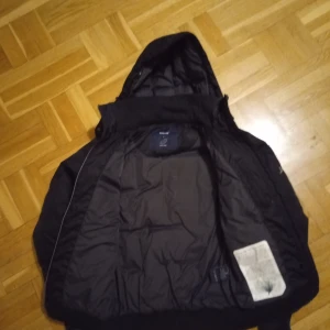 Äkta Boomerang Alexandra jacka fint skick STL s - En mycket välvårdad Boomerang vinterjacka modell Alexandra. Sparsamt använd av en person köptes i dec 2019 för 6800 kr. Mitt pris 1900kr 