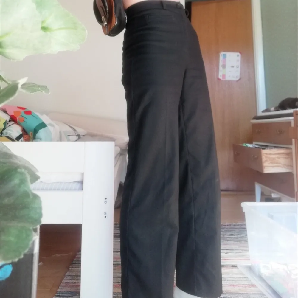 Jättefina svarta, raka kostymbrallor. Köpta på monki för 400 spänn och tror inte de säljs längre? Jättesköna, passar till alllt😊💞💞. Jeans & Byxor.
