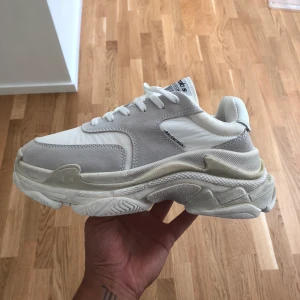 Balenciaga triple s 2.0 - Nya Balenciaga aldrig använda.. lite större i storlek 