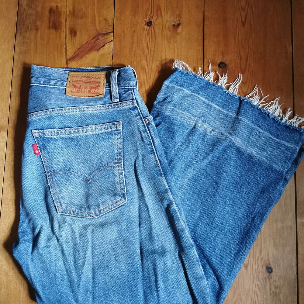 Levis cropped flarejeans med snygg slitning! Fick tag på dessa för några år sedan då de inte kom ut på svenska marknaden utan va limited. Midjan är något högre är midwaist samt benen är över ankeln/ cropped. Bilderna är ej bra tagna men vill bara få ut mina plagg, om du köper plagget tvättar jag det självklart innan! . Jeans & Byxor.