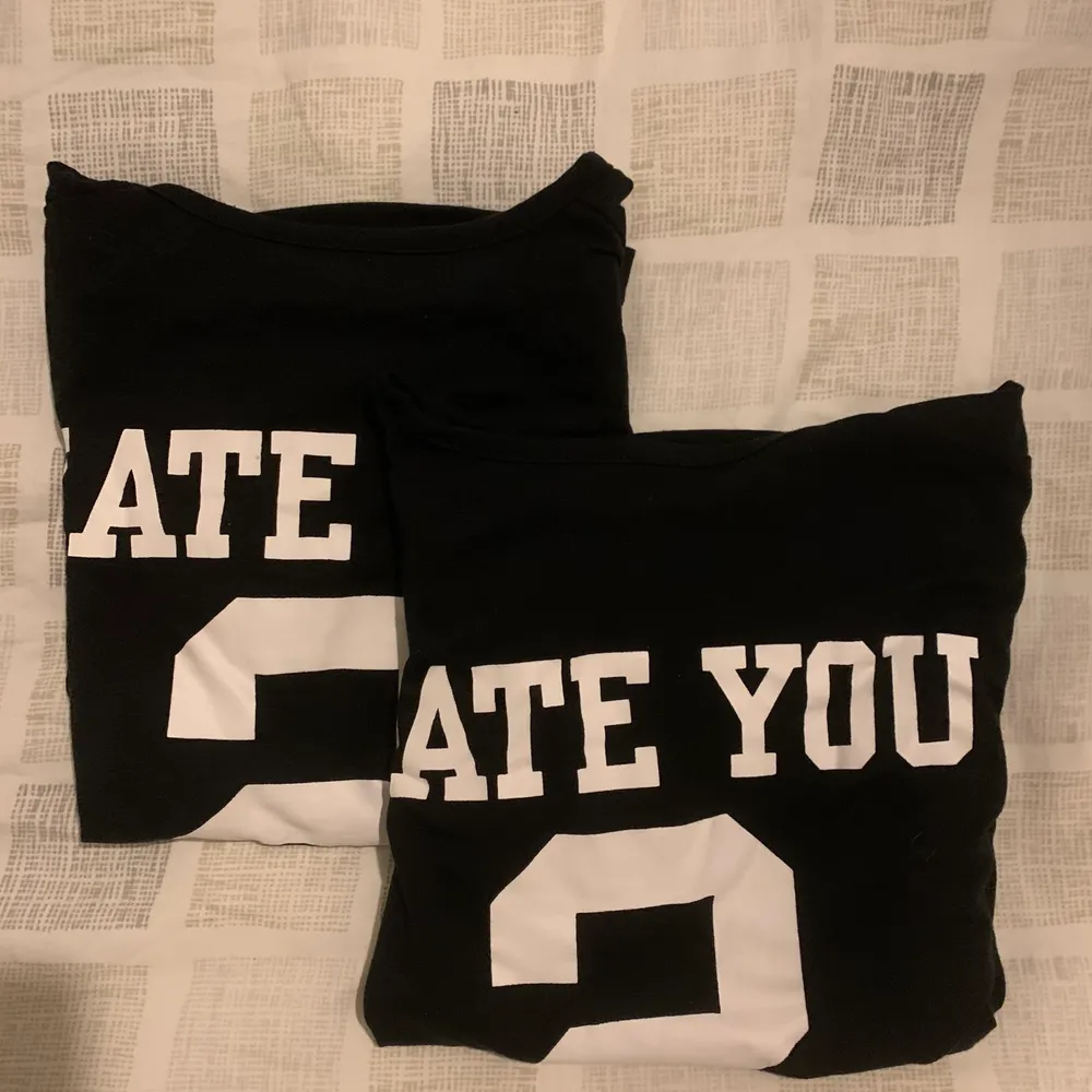 Säljer två st svarta t-shirts med ”hate you 2” tryck på ryggen! Framsidan är vanlig svart. Storlek xs, men passar även en S (dock liite kort). 70kr/st + frakt!. T-shirts.