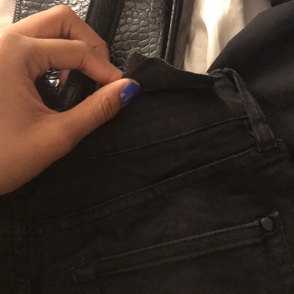 Säljer dem här snygga tajta svarta jeansen som jag använde mycket förut men nu på sista tiden har dem ej kommit till användning, dem är lågmidjade och lappen där bak är sönder men annars är dem super fina❤️frakt ingår ej❤️. Jeans & Byxor.