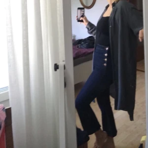 Jeans - Jeans med knappar på sidorna. Kortare modell och högre i midjan. Köpt second hand men från monki