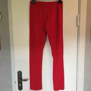  - Hellånga leggings i storlek 152. Stora i storleken och väldigt långa. Märket Nameit. Använda fåtal gånger. Köparen betalar frakten