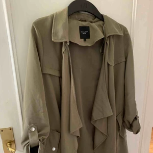  - Grön trenchcoat från ASOS petite. Använd fåtal ggr. Frakt INGÅR i priset.
