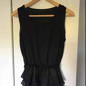  - Super gullig topp från DMretro som endast använts en gång, super söt med volanger nertill. 